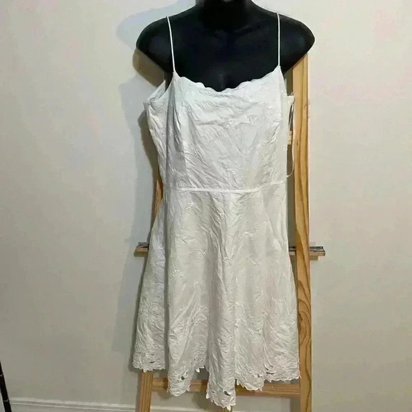 Ann Taylor Dresses & Skirts - Ann Taylor white dress with floral accents size 4